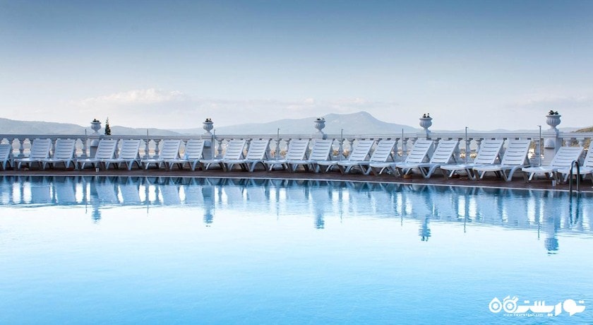 نمایی از استخر روباز هتل